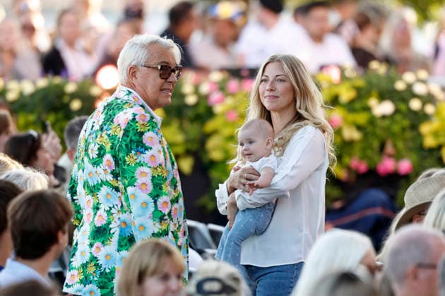 STOCKHOLM, SVERIGE 20260728 Lars-Ake Wilhelmsson med Sigrid Bernson fran Let s Dance och hennes baby under Allsang pa Skansen pa tisdagskvällen. STOCKHOLM SVERIGE x60160x *** STOCKHOLM, SWEDEN 20260728 Lars Ake Wilhelmsson with Sigrid Bernson from *Let s Dance* and her baby during *Allsang pa Skansen* on Tuesday evening STOCKHOLM, SWEDEN x60160x  Copyright: xStefanxJerrevang TTx ALLSANG PA SKANSEN SxGBC8itnPM