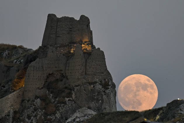 Full moon over Van Castle VAN, TURKIYE - JULY 28: A view of the full moon is seen over the Van Castle in Van, Turkiye on July 28, 2026. Ozkan Bilgin Anadolu Van Turkey. Editorial use only. Please get in touch for any other usage.  Copyright: x2026xAnadoluxOzkanxBilginx