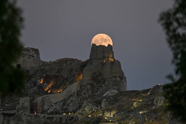 Full moon over Van Castle VAN, TURKIYE - JULY 28: A view of the full moon is seen over the Van Castle in Van, Turkiye on July 28, 2026. Ozkan Bilgin Anadolu Van Turkey. Editorial use only. Please get in touch for any other usage.  Copyright: x2026xAnadoluxOzkanxBilginx