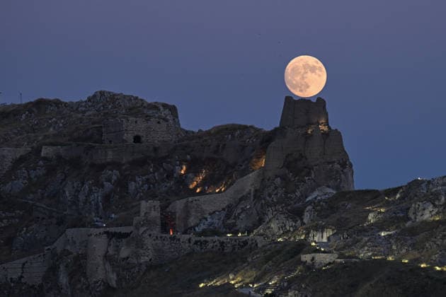 Full moon over Van Castle VAN, TURKIYE - JULY 28: A view of the full moon is seen over the Van Castle in Van, Turkiye on July 28, 2026. Ozkan Bilgin Anadolu Van Turkey. Editorial use only. Please get in touch for any other usage.  Copyright: x2026xAnadoluxOzkanxBilginx