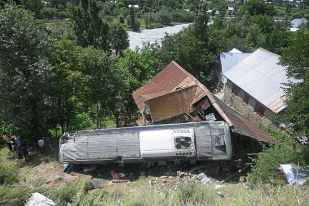 GANDERBAL, INDIA - JULY 28: A heavily damaged bus carrying Amarnath Yatra pilgrims rests along a steep embankment after skidding off the road and plunging into a deep gorge at the S-Mode stretch near Hariganiwan in the Gund area on July 28, 2026 in Ganderbal, India. The bus carrying around 40 pilgrims returning from the Baltal base camp toward Srinagar after performing darshan at the holy cave shrine, lost control while negotiating a treacherous curve. At least 39 pilgrims hailing from Madhya Pradesh, Rajasthan, and Delhi sustained injuries in the crash, which brought a swift multi-agency rescue operations. (Photo by Waseem Andrabi Hindustan Times) 39 Injured After Bus Carrying Amarnath Pilgrims Skids In Ganderbal