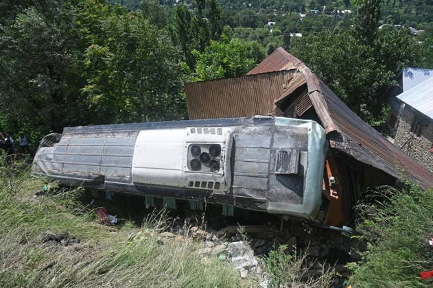 GANDERBAL, INDIA - JULY 28: A heavily damaged bus carrying Amarnath Yatra pilgrims rests along a steep embankment after skidding off the road and plunging into a deep gorge at the S-Mode stretch near Hariganiwan in the Gund area on July 28, 2026 in Ganderbal, India. The bus carrying around 40 pilgrims returning from the Baltal base camp toward Srinagar after performing darshan at the holy cave shrine, lost control while negotiating a treacherous curve. At least 39 pilgrims hailing from Madhya Pradesh, Rajasthan, and Delhi sustained injuries in the crash, which brought a swift multi-agency rescue operations. (Photo by Waseem Andrabi Hindustan Times) 39 Injured After Bus Carrying Amarnath Pilgrims Skids In Ganderbal