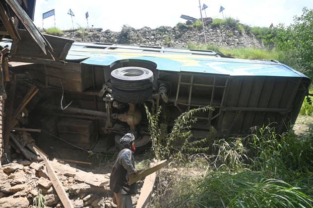 GANDERBAL, INDIA - JULY 28: A heavily damaged bus carrying Amarnath Yatra pilgrims rests along a steep embankment after skidding off the road and plunging into a deep gorge at the S-Mode stretch near Hariganiwan in the Gund area on July 28, 2026 in Ganderbal, India. The bus carrying around 40 pilgrims returning from the Baltal base camp toward Srinagar after performing darshan at the holy cave shrine, lost control while negotiating a treacherous curve. At least 39 pilgrims hailing from Madhya Pradesh, Rajasthan, and Delhi sustained injuries in the crash, which brought a swift multi-agency rescue operations. (Photo by Waseem Andrabi Hindustan Times) 39 Injured After Bus Carrying Amarnath Pilgrims Skids In Ganderbal