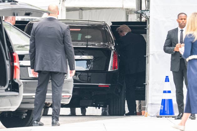 Trump Departs For The Funeral of Senator Lindsey Graham - Washington US President Donald Trump departs the White House as he heads to the funeral of Senator Lindsey Graham in Washington, DC, US, on Tuesday, July 28, 2026. at the White House in Washington, DC, US, on Tuesday, July 28, 2026. US President Donald Trump said he d prefer to avoid another escalation in the war with Iran and urged Tehran to make a deal, laying the ground for further diplomacy after both sides paused tit-for-tat strikes. Photo by Aaron Schwartz Pool ABACAPRESS.COM Washington District of Columbia  Copyright: xPool ABACAx