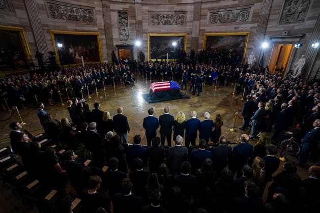 Lindsey Graham Memorial Service in the US Capitol Mourners surround the flag-draped casket of the late U.S. Senator Lindsey Graham (R-SC) during Congressional Tribute at the Rotunda of the U.S. Capitol in Washington, D.C., U.S., July 28, 2026. Credit: Nathan Howard Pool via CNP Washington District of Columbia United States of America EDITORIAL USE ONLY Copyright: xx NH107462_MAK-6472345 NathanxHowardx-xPoolxviaxCNPx cnpphotos338332