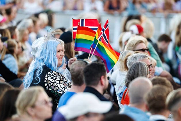STOCKHOLM, SVERIGE 20260728 Publik med norska flaggor och pride flaggor under Allsang pa Skansen pa tisdagskvällen. STOCKHOLM SVERIGE x60160x *** STOCKHOLM, SWEDEN 20260728 Audience members waving Norwegian flags and Pride flags during Allsang pa Skansen on Tuesday evening STOCKHOLM SWEDEN x60160x  Copyright: xStefanxJerrevang TTx ALLSANG PA SKANSEN 2026 e5Grj_nAU7s