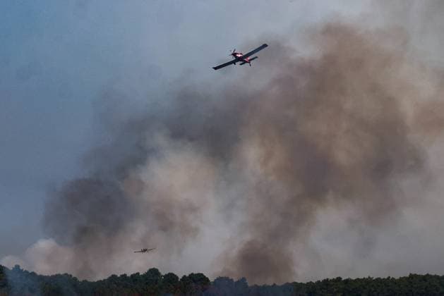 FIRE IN GIRONDE PHOTOPQR LE PARISIEN Olivier Corsan Lège-Cap-Ferret July 28, 2026 Lège-Cap-Ferret, Gironde, France, July 28, 2026 Firefighters, assisted by aerial resources—airplanes, helicopters, Dash, and Canadair, battled the flare-ups of the fires around the town of Lège Cap Ferret. Photo: LP Olivier Corsan FIRE IN GIRONDE Fire in southwestern France, July 28, 2026 Local Caption Lège Cap Ferret, Gironde, France  Copyright: xPHOTOPQR LExPARISIEN MAXPPPxOlivierxCorsanx 20260728LPA6225 20260728LPA6225