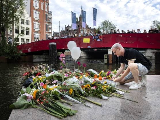 AMSTERDAM - Onlookers at a memorial service at the Homomonument for the victims of the attack in Berlin, where a man drove a vehicle into people at Pride. One person was killed and dozens were injured. REMKO DE WAAL ANP netherlands out - belgium out  Copyright: xx x564475183x originalFilename: 564475183.jpg
