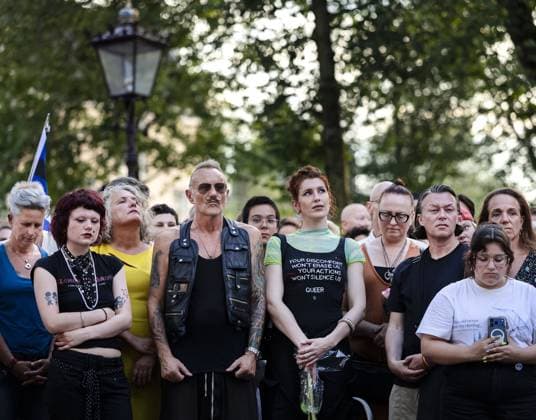 AMSTERDAM - Onlookers observe a moment of silence during a commemoration at the Homomonument for the victims of the attack in Berlin, where a man drove a vehicle into a crowd at Pride. One person was killed and dozens were injured. REMKO DE WAAL ANP netherlands out - belgium out  Copyright: xx x564475741x originalFilename: 564475741.jpg