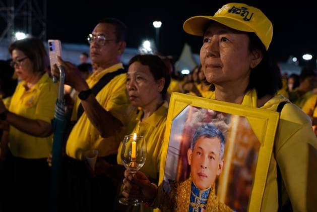 July 28, 2026, Bangkok, Thailand: A Thai royalist supporter holds a portrait of Thai King Vajiralongkorn and candle during the King Vajiralongkorn s 74th birthday celebration..Thai authorities held a celebration to mark the 74th birthday of King Maha Vajiralongkorn at Sanam Luang. Bangkok Thailand  - ZUMAs197 20260728_aaa_s197_084 Copyright: xPeeraponxBoonyakiatx