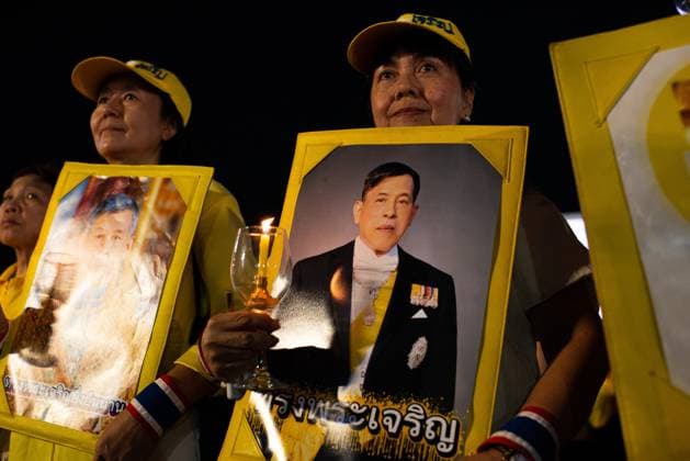 July 28, 2026, Bangkok, Thailand: Thai royalist supporters hold a portraits of Thai King Vajiralongkorn and candles during the King Vajiralongkorn s 74th birthday celebration..Thai authorities held a celebration to mark the 74th birthday of King Maha Vajiralongkorn at Sanam Luang. Bangkok Thailand  - ZUMAs197 20260728_aaa_s197_095 Copyright: xPeeraponxBoonyakiatx