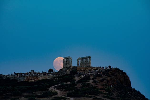 July 28, 2026, Athens, Athens, Greece: The Moon rises behind the ancient Temple of Poseidon at Cape Sounion, about 70 kilometers (45 miles) south of Athens, Greece, on July 28, 2026, ahead of the July full Moon, commonly known as the Buck Moon. Athens Greece  - ZUMAa226 20260728_zip_a226_001 Copyright: xGiorgosxArapekosx