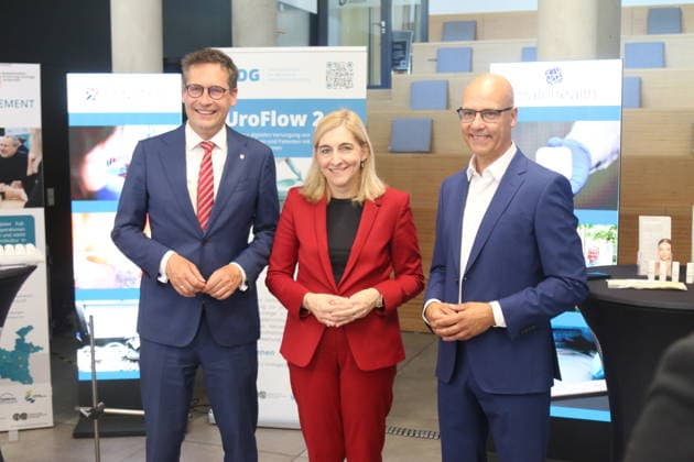 Halle (Saale), Sachsen-Anhalt, Deutschland, 28.07.2026: Besuch der Wacker Biotech GmbH: Im Bild: Alexander Vogt, Bundesministerin für Gesundheit Nina Warken (CDU) und Ulf-Marten Schmieder. *** Halle-Saale, Saxony-Anhalt, Germany, July 28, 2026: Visit to Wacker Biotech GmbH. Pictured: Alexander Vogt, Federal Minister of Health Nina Warken (CDU), and Ulf Marten Schmieder Copyright: xAgenturxMatthiasxWehnertx xM.xGränzdörferx