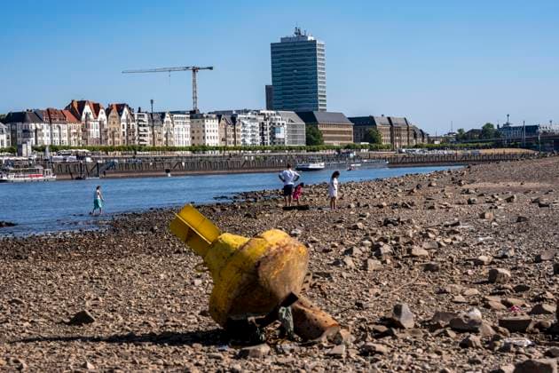 Boje auf Grund, Rhein bei Düsseldorf, extremes Niedrigwasser, Rheinpegel bei 31 cm, Tendenz fallend, nach der langen Dürre fällt das linke Rheinufer, bei Düsseldorf Oberkassel trocken, eine große Sandbank entsteht, Frachtschiffe können nur noch mit deutlich reduzierter Ladung fahren, Skyline der City, Oberkassler Rheinbrücke NRW, Deutschland Niedrigwasser Rhein *** Buoy aground, Rhine near Düsseldorf, extremely low water levels, Rhine water level at 31 cm, trending downward; following the long drought, the left bank of the Rhine near Düsseldorf-Oberkassel has dried up, a large sandbar has formed, cargo ships can now only navigate with significantly reduced cargo, city skyline, Oberkassel Rhine Bridge, North Rhine-Westphalia, Germany,