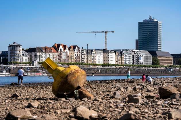 Boje auf Grund, Rhein bei Düsseldorf, extremes Niedrigwasser, Rheinpegel bei 31 cm, Tendenz fallend, nach der langen Dürre fällt das linke Rheinufer, bei Düsseldorf Oberkassel trocken, eine große Sandbank entsteht, Frachtschiffe können nur noch mit deutlich reduzierter Ladung fahren, Skyline der City, Oberkassler Rheinbrücke NRW, Deutschland Niedrigwasser Rhein *** Buoy aground, Rhine near Düsseldorf, extremely low water levels, Rhine water level at 31 cm, trending downward; following the long drought, the left bank of the Rhine near Düsseldorf-Oberkassel has dried up, a large sandbar has formed, cargo ships can now only navigate with significantly reduced cargo, city skyline, Oberkassel Rhine Bridge, North Rhine-Westphalia, Germany,