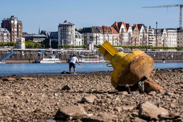 Boje auf Grund, Rhein bei Düsseldorf, extremes Niedrigwasser, Rheinpegel bei 31 cm, Tendenz fallend, nach der langen Dürre fällt das linke Rheinufer, bei Düsseldorf Oberkassel trocken, eine große Sandbank entsteht, Frachtschiffe können nur noch mit deutlich reduzierter Ladung fahren, Skyline der City, Oberkassler Rheinbrücke NRW, Deutschland Niedrigwasser Rhein *** Buoy aground, Rhine near Düsseldorf, extremely low water levels, Rhine water level at 31 cm, trending downward; following the long drought, the left bank of the Rhine near Düsseldorf-Oberkassel has dried up, a large sandbar has formed, cargo ships can now only navigate with significantly reduced cargo, city skyline, Oberkassel Rhine Bridge, North Rhine-Westphalia, Germany,