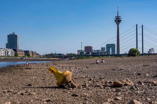 Boje auf Grund, Skyline mit Rheinturm und Rheinkniebrücke, Rhein bei Düsseldorf, extremes Niedrigwasser, Rheinpegel bei 31 cm, Tendenz fallend, nach der langen Dürre fällt das linke Rheinufer, bei Düsseldorf Oberkassel trocken, eine große Sandbank entsteht, Frachtschiffe können nur noch mit deutlich reduzierter Ladung fahren, Skyline der City, Oberkassler Rheinbrücke NRW, Deutschland Niedrigwasser Rhein *** Buoy aground, skyline featuring the Rhine Tower and the Rheinknie Bridge, the Rhine near Düsseldorf, extremely low water levels, Rhine water level at 31 cm, trending downward; following the long drought, the left bank of the Rhine near Düsseldorf-Oberkassel has dried up, a large sandbar has formed, cargo ships can now only sail