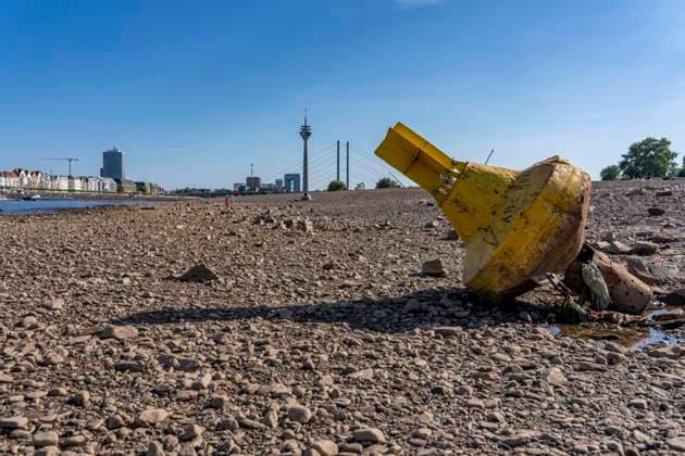 Boje auf Grund, Skyline mit Rheinturm und Rheinkniebrücke, Rhein bei Düsseldorf, extremes Niedrigwasser, Rheinpegel bei 31 cm, Tendenz fallend, nach der langen Dürre fällt das linke Rheinufer, bei Düsseldorf Oberkassel trocken, eine große Sandbank entsteht, Frachtschiffe können nur noch mit deutlich reduzierter Ladung fahren, Skyline der City, Oberkassler Rheinbrücke NRW, Deutschland Niedrigwasser Rhein *** Buoy aground, skyline featuring the Rhine Tower and the Rheinknie Bridge, the Rhine near Düsseldorf, extremely low water levels, Rhine water level at 31 cm, trending downward; following the long drought, the left bank of the Rhine near Düsseldorf-Oberkassel has dried up, a large sandbar has formed, cargo ships can now only sail