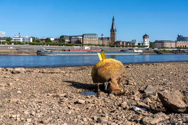 Boje auf Grund, Rhein bei Düsseldorf, extremes Niedrigwasser, Rheinpegel bei 31 cm, Tendenz fallend, nach der langen Dürre fällt das linke Rheinufer, bei Düsseldorf Oberkassel trocken, eine große Sandbank entsteht, Frachtschiffe können nur noch mit deutlich reduzierter Ladung fahren, Skyline der City, Oberkassler Rheinbrücke NRW, Deutschland Niedrigwasser Rhein *** Buoy aground, Rhine near Düsseldorf, extremely low water levels, Rhine water level at 31 cm, trending downward; following the long drought, the left bank of the Rhine near Düsseldorf-Oberkassel has dried up, a large sandbar has formed, cargo ships can now only navigate with significantly reduced cargo, city skyline, Oberkassel Rhine Bridge, North Rhine-Westphalia, Germany,