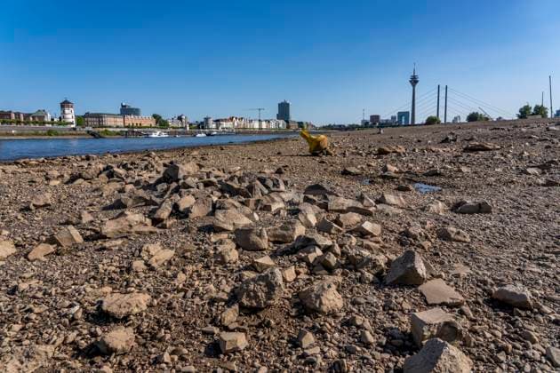 Boje auf Grund, Skyline mit Rheinturm und Rheinkniebrücke, Rhein bei Düsseldorf, extremes Niedrigwasser, Rheinpegel bei 31 cm, Tendenz fallend, nach der langen Dürre fällt das linke Rheinufer, bei Düsseldorf Oberkassel trocken, eine große Sandbank entsteht, Frachtschiffe können nur noch mit deutlich reduzierter Ladung fahren, Skyline der City, Oberkassler Rheinbrücke NRW, Deutschland Niedrigwasser Rhein *** Buoy aground, skyline featuring the Rhine Tower and the Rheinknie Bridge, the Rhine near Düsseldorf, extremely low water levels, Rhine water level at 31 cm, trending downward; following the long drought, the left bank of the Rhine near Düsseldorf-Oberkassel has dried up, a large sandbar has formed, cargo ships can now only sail