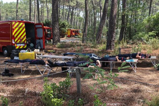 Saumos Fire: Soldiers resting near Lake Longarisse PHOTOPQR SUD OUEST Photo by Fabien Cottereau Lacanau July 28, 2026 Saumos Fire: Soldiers resting near Lake Longarisse Fire in southwestern France, July 28, 2026, Lacanau, 20 Gironde, France  Copyright: xPHOTOPQR SUDxOUEST MAXPPPxPhotoxFabienxCottereaux 20260728SDO6308 20260728SDO6308