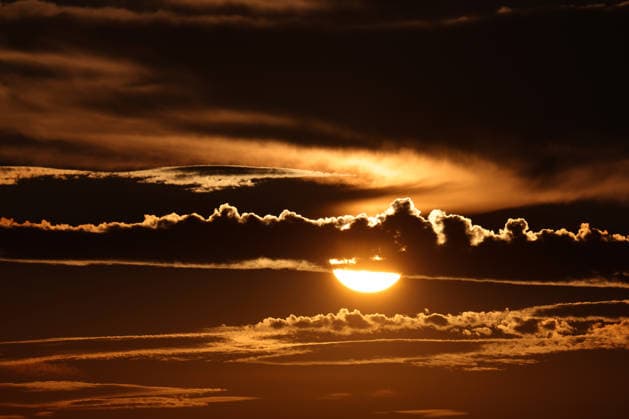 Sommer im Siegerland. Ein schoener (schöner) Sommertag Tag neigt sich dem Ende und die Sonne geht unter. Der Himmel ist bewoelkt (bewölkt) und farbenfroh. Die Wolken leuchten. Der Blick geht in Richtung Freudenberg. In den kommenden Tagen sollen die Temperaturen wieder deutlich ansteigen. Sommer am 28.07.2026 in Siegen Deutschland. *** Summer in the Siegerland A beautiful, beautiful summer day is drawing to a close and the sun is setting. The sky is cloudy and colorful. The clouds are glowing. The view stretches toward Freudenberg. Temperatures are expected to rise significantly again in the coming days. Summer on July 28, 2026 in Siegen, Germany