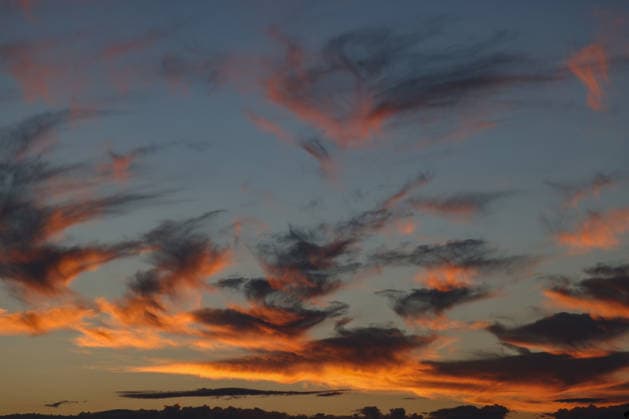 Sommer im Siegerland. Ein schoener (schöner) Sommertag Tag neigt sich dem Ende und die Sonne geht unter. Der Himmel ist bewoelkt (bewölkt) und farbenfroh. Die Wolken leuchten. Der Blick geht in Richtung Freudenberg. In den kommenden Tagen sollen die Temperaturen wieder deutlich ansteigen. Sommer am 28.07.2026 in Siegen Deutschland. *** Summer in the Siegerland A beautiful, beautiful summer day is drawing to a close and the sun is setting. The sky is cloudy and colorful. The clouds are glowing. The view stretches toward Freudenberg. Temperatures are expected to rise significantly again in the coming days. Summer on July 28, 2026 in Siegen, Germany