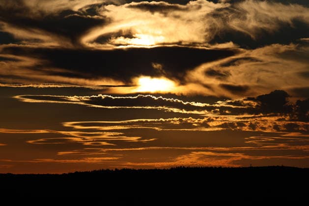 Sommer im Siegerland. Ein schoener (schöner) Sommertag Tag neigt sich dem Ende und die Sonne geht unter. Der Himmel ist bewoelkt (bewölkt) und farbenfroh. Die Wolken leuchten. Der Blick geht in Richtung Freudenberg. In den kommenden Tagen sollen die Temperaturen wieder deutlich ansteigen. Sommer am 28.07.2026 in Siegen Deutschland. *** Summer in the Siegerland A beautiful, beautiful summer day is drawing to a close and the sun is setting. The sky is cloudy and colorful. The clouds are glowing. The view stretches toward Freudenberg. Temperatures are expected to rise significantly again in the coming days. Summer on July 28, 2026 in Siegen, Germany