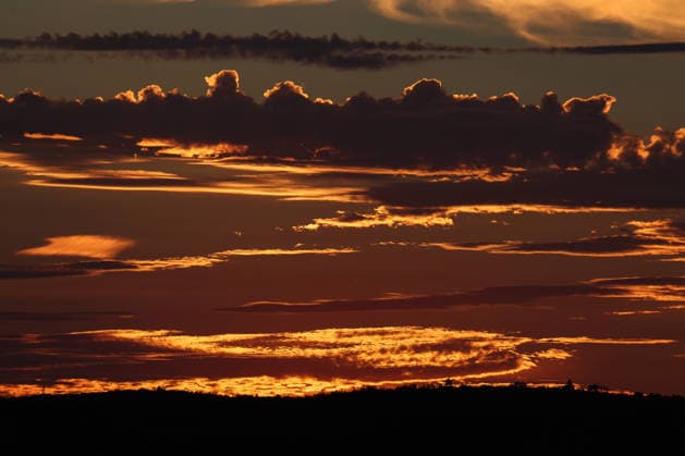 Sommer im Siegerland. Ein schoener (schöner) Sommertag Tag neigt sich dem Ende und die Sonne geht unter. Der Himmel ist bewoelkt (bewölkt) und farbenfroh. Die Wolken leuchten. Der Blick geht in Richtung Freudenberg. In den kommenden Tagen sollen die Temperaturen wieder deutlich ansteigen. Sommer am 28.07.2026 in Siegen Deutschland. *** Summer in the Siegerland A beautiful, beautiful summer day is drawing to a close and the sun is setting. The sky is cloudy and colorful. The clouds are glowing. The view stretches toward Freudenberg. Temperatures are expected to rise significantly again in the coming days. Summer on July 28, 2026 in Siegen, Germany