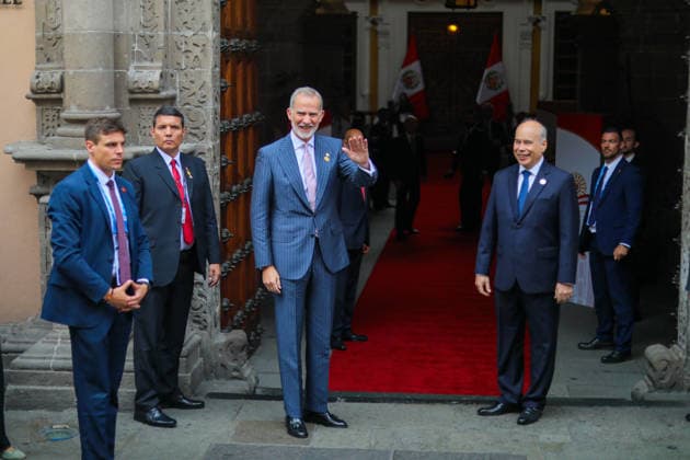 President-elect Keiko Fujimori arrives ahead of swearing-in ceremony LIMA, PERU - JULY 28: Spain s King Felipe VI greets the crowd as president-elect Keiko Sofia Fujimori arrives at Torre Tagle Palace ahead of her swearing-in ceremony at the Congress of the Republic in Lima, Peru, on July 28, 2026. Fujimori welcomed the presidents of Argentina, Bolivia, Chile, Ecuador, Honduras, Panama, Paraguay and Uruguay, Spain s King Felipe VI, the vice president of Colombia, the prime minister of Aruba and representative of the Kingdom of the Netherlands, as well as senior government officials, heads of state delegations and representatives of international organizations. Klebher Vasquez Anadolu Lima Peru. Editorial use only. Please get in touch for  Copyright: x2026xAnadoluxKlebherxVasquezx