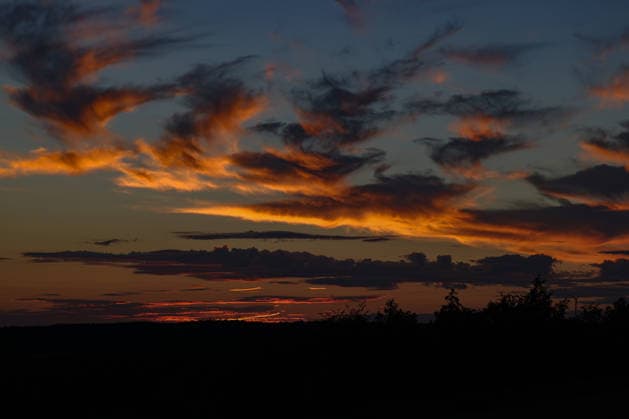 Sommer im Siegerland. Ein schoener (schöner) Sommertag Tag neigt sich dem Ende und die Sonne geht unter. Der Himmel ist bewoelkt (bewölkt) und farbenfroh. Die Wolken leuchten. Der Blick geht in Richtung Freudenberg. In den kommenden Tagen sollen die Temperaturen wieder deutlich ansteigen. Sommer am 28.07.2026 in Siegen Deutschland. *** Summer in the Siegerland A beautiful, beautiful summer day is drawing to a close and the sun is setting. The sky is cloudy and colorful. The clouds are glowing. The view stretches toward Freudenberg. Temperatures are expected to rise significantly again in the coming days. Summer on July 28, 2026 in Siegen, Germany