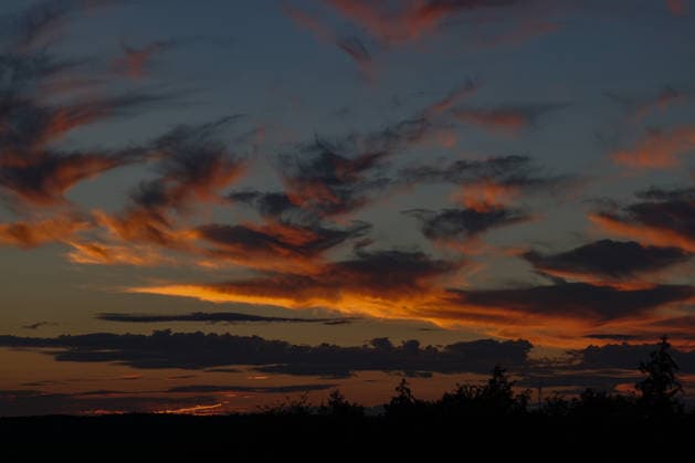 Sommer im Siegerland. Ein schoener (schöner) Sommertag Tag neigt sich dem Ende und die Sonne geht unter. Der Himmel ist bewoelkt (bewölkt) und farbenfroh. Die Wolken leuchten. Der Blick geht in Richtung Freudenberg. In den kommenden Tagen sollen die Temperaturen wieder deutlich ansteigen. Sommer am 28.07.2026 in Siegen Deutschland. *** Summer in the Siegerland A beautiful, beautiful summer day is drawing to a close and the sun is setting. The sky is cloudy and colorful. The clouds are glowing. The view stretches toward Freudenberg. Temperatures are expected to rise significantly again in the coming days. Summer on July 28, 2026 in Siegen, Germany