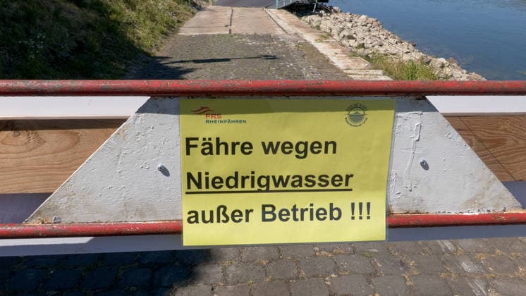 Deutschland steuert auf eine historische Dürrewelle zu und nun droht eine erneute mehrtägige Hitzewelle in Deutschland. Bis Mitte nächster Woche könnten erneut Temperaturen von bis zu 40 Â°C erreicht werden. Regen Fehlanzeige. Wie schlimm die Dürre bereits zugeschlagen hat, findet man vor allem am Rhein. Die Felder sind völlig ausgedorrt, Pflanzen vollkommen vertrocknet, die Bewässerung ist nur ein Tropfen auf einem heißen Stein. Bauern ackern bereits jetzt ihre staubtrockenen Felder. Einige Bäume haben bereits ihre Blätter abgeworfen und befinden sich bereits im Herbstmodus. Auf dem Rhein verursacht der sinkende Pegelstand immer mehr Probleme. Einige Autofähren mussten ihren Betrieb einstellen. Der Güterschiffsverkehr kann