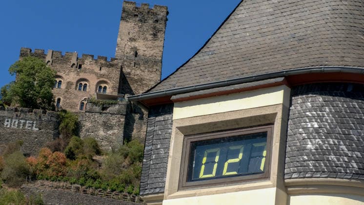 Deutschland steuert auf eine historische Dürrewelle zu und nun droht eine erneute mehrtägige Hitzewelle in Deutschland. Bis Mitte nächster Woche könnten erneut Temperaturen von bis zu 40 Â°C erreicht werden. Regen Fehlanzeige. Wie schlimm die Dürre bereits zugeschlagen hat, findet man vor allem am Rhein. Die Felder sind völlig ausgedorrt, Pflanzen vollkommen vertrocknet, die Bewässerung ist nur ein Tropfen auf einem heißen Stein. Bauern ackern bereits jetzt ihre staubtrockenen Felder. Einige Bäume haben bereits ihre Blätter abgeworfen und befinden sich bereits im Herbstmodus. Auf dem Rhein verursacht der sinkende Pegelstand immer mehr Probleme. Einige Autofähren mussten ihren Betrieb einstellen. Der Güterschiffsverkehr kann