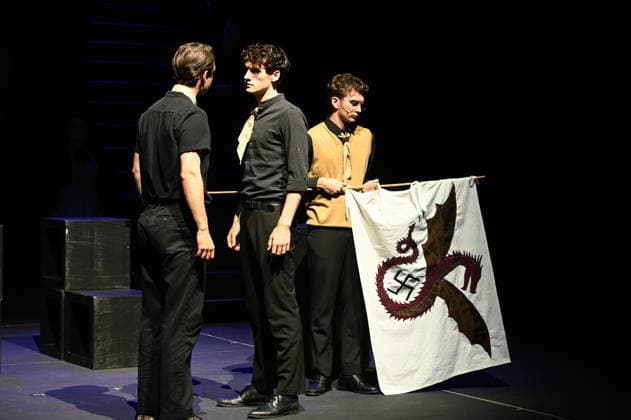 Die Darsteller des Musical Die Weiße Rose auf der Bühne. das Musical erzählt die Geschichte der gleichnamigen studentischen Widerstandsgruppe gegen das NS-Regime erzählt. Es ist die Premiere beim 37. Kölner Sommerfestival in der Kölner Philharmonie. Hauptdarseller sind FRIEDERIKE ZEIDLER als Sophie Scholl und JONATHAN GUTH als Hans Scholl *** The cast of the musical *The White Rose* takes the stage. The musical tells the story of the student resistance group of the same name that fought against the Nazi regime. It is the premiere at the 37th Cologne Summer Festival at the Cologne Philharmonic Hall. The lead actors are FRIEDERIKE ZEIDLER as Sophie Scholl and JONATHAN GUTH as Hans Scholl
