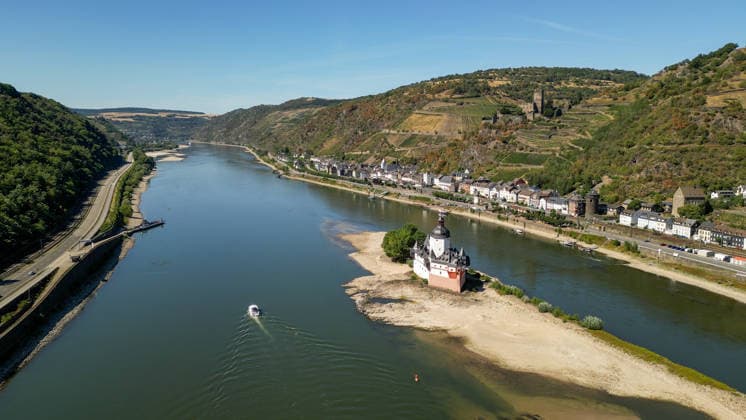 Deutschland steuert auf eine historische Dürrewelle zu und nun droht eine erneute mehrtägige Hitzewelle in Deutschland. Bis Mitte nächster Woche könnten erneut Temperaturen von bis zu 40 Â°C erreicht werden. Regen Fehlanzeige. Wie schlimm die Dürre bereits zugeschlagen hat, findet man vor allem am Rhein. Die Felder sind völlig ausgedorrt, Pflanzen vollkommen vertrocknet, die Bewässerung ist nur ein Tropfen auf einem heißen Stein. Bauern ackern bereits jetzt ihre staubtrockenen Felder. Einige Bäume haben bereits ihre Blätter abgeworfen und befinden sich bereits im Herbstmodus. Auf dem Rhein verursacht der sinkende Pegelstand immer mehr Probleme. Einige Autofähren mussten ihren Betrieb einstellen. Der Güterschiffsverkehr kann
