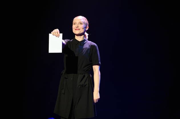 Die Darsteller des Musical Die Weiße Rose auf der Bühne. das Musical erzählt die Geschichte der gleichnamigen studentischen Widerstandsgruppe gegen das NS-Regime erzählt. Es ist die Premiere beim 37. Kölner Sommerfestival in der Kölner Philharmonie. Hauptdarseller sind FRIEDERIKE ZEIDLER als Sophie Scholl und JONATHAN GUTH als Hans Scholl *** The cast of the musical *The White Rose* takes the stage. The musical tells the story of the student resistance group of the same name that fought against the Nazi regime. It is the premiere at the 37th Cologne Summer Festival at the Cologne Philharmonic Hall. The lead actors are FRIEDERIKE ZEIDLER as Sophie Scholl and JONATHAN GUTH as Hans Scholl