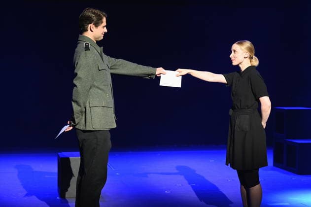 Die Darsteller des Musical Die Weiße Rose auf der Bühne. das Musical erzählt die Geschichte der gleichnamigen studentischen Widerstandsgruppe gegen das NS-Regime erzählt. Es ist die Premiere beim 37. Kölner Sommerfestival in der Kölner Philharmonie. Hauptdarseller sind FRIEDERIKE ZEIDLER als Sophie Scholl und JONATHAN GUTH als Hans Scholl *** The cast of the musical *The White Rose* takes the stage. The musical tells the story of the student resistance group of the same name that fought against the Nazi regime. It is the premiere at the 37th Cologne Summer Festival at the Cologne Philharmonic Hall. The lead actors are FRIEDERIKE ZEIDLER as Sophie Scholl and JONATHAN GUTH as Hans Scholl