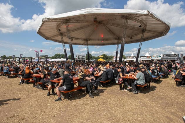 Der Countdown läuft zum sonnigen 35 Wacken Open Air Dienstag und nur noch 24 Stunden bis zur offiziellen Eröffnung des Inflields durch die Veranstalte. Dien bisher eröffneten Eventflächen sind bereits so gut gefüllt, als wäre das Festival bereits gestartet, so sind fast alle der 85.000 Festivalbesucher eingetroffen. Pünktlich stimmt nun auch das Wetter, und die Hitze wird die kommenden Tage anhalten. Wacken Wacken open Air Schleswig Holstein Deutschland IVDJ6674 *** The countdown is on for a sunny 35th Wacken Open Air Tuesday, and there are only 24 hours left until the official opening of the Infield by the organizers. The event areas that have opened so far are already so packed that it feels as if the festival has already started