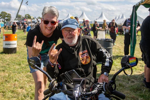 Der Countdown läuft zum sonnigen 35 Wacken Open Air Auch Wackens Bürgermeisterin und Wacken Opa Günter haben bereits das Gelände erkundet. Dienstag und nur noch 24 Stunden bis zur offiziellen Eröffnung des Inflields durch die Veranstalte. Dien bisher eröffneten Eventflächen sind bereits so gut gefüllt, als wäre das Festival bereits gestartet, so sind fast alle der 85.000 Festivalbesucher eingetroffen. Pünktlich stimmt nun auch das Wetter, und die Hitze wird die kommenden Tage anhalten. Wacken Wacken open Air Schleswig Holstein Deutschland IVDJ6682 *** The countdown is on for the sunny 35th Wacken Open Air. Even Wacken’s mayor and Wacken Grandpa Günter have already explored the grounds on Tuesday, and there are only 24 hours le