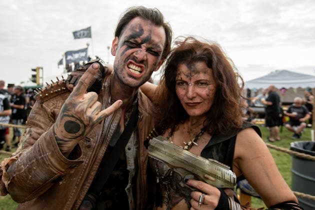 Der Countdown läuft zum sonnigen 35 Wacken Open Air Auch die Band Mega Bosch war im Kostüm unterwegs Dienstag und nur noch 24 Stunden bis zur offiziellen Eröffnung des Inflields durch die Veranstalte. Dien bisher eröffneten Eventflächen sind bereits so gut gefüllt, als wäre das Festival bereits gestartet, so sind fast alle der 85.000 Festivalbesucher eingetroffen. Pünktlich stimmt nun auch das Wetter, und die Hitze wird die kommenden Tage anhalten. Wacken Wacken open Air Schleswig Holstein Deutschland IVDJ6979 *** The countdown is on for the sunny 35th Wacken Open Air. The band Mega Bosch was also out and about in costume on Tuesday, and there are only 24 hours left until the official opening of the Infield by the organizers. The e