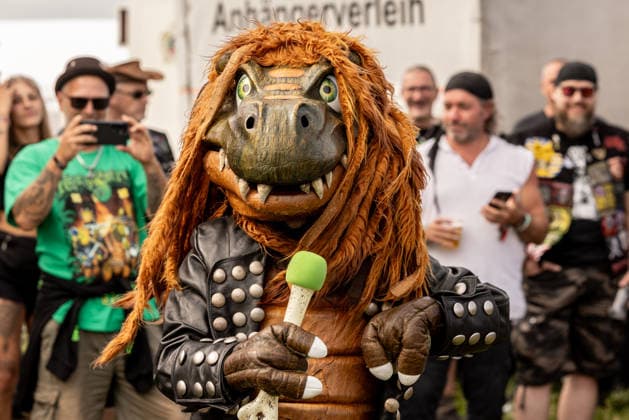 Der Countdown läuft zum 35 Wacken Open Air Die Band Heavysaurus gab eine Sondershow Dienstag und nur noch 24 Stunden bis zur offiziellen Eröffnung des Inflields durch die Veranstalte. Dien bisher eröffneten Eventflächen sind bereits so gut gefüllt, als wäre das Festival bereits gestartet, so sind fast alle der 85.000 Festivalbesucher eingetroffen. Pünktlich stimmt nun auch das Wetter, und die Hitze wird die kommenden Tage anhalten. Wacken Wacken open Air Schleswig Holstein Deutschland _5DL8095 *** The countdown is on for the 35th Wacken Open Air. The band Heavysaurus put on a special show on Tuesday, and there are only 24 hours left until the official opening of the Infield by the organizers. The event areas that have opened so far