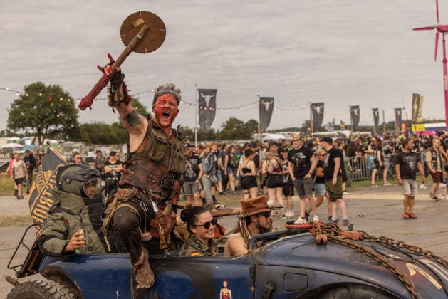 Der Countdown läuft zum sonnigen 35 Wacken Open Air Dienstag und nur noch 24 Stunden bis zur offiziellen Eröffnung des Inflields durch die Veranstalte. Dien bisher eröffneten Eventflächen sind bereits so gut gefüllt, als wäre das Festival bereits gestartet, so sind fast alle der 85.000 Festivalbesucher eingetroffen. Pünktlich stimmt nun auch das Wetter, und die Hitze wird die kommenden Tage anhalten. Die Wasteland Warriors sind fester Bestandteil der Show. Wacken Wacken open Air Schleswig Holstein Deutschland _5DL8151 *** The countdown is on for a sunny 35th Wacken Open Air Tuesday, and there are only 24 hours left until the official opening of the Infield by the organizers. The event areas that have opened so far are already so pa