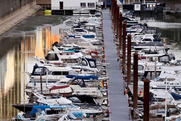 Der Rhein mit Niedrigwasser auf Höhe des Rheinauhafens in der Kölner Südstadt. Der Rhein hat sich tief in sein Bett zurückgezogen und gibt den Blick auf Uferbereiche frei. Erste Yachten liegen nun im Schlamm und können nicht ablegen. (Themenbild, Symbolbild) 28.07.2026 NRW Deutschland *** The Rhine at low water near the Rheinauhafen in Cologne’s Südstadt district. The Rhine has receded deep into its bed, revealing sections of the riverbank. The first yachts are now stuck in the mud and cannot set sail. Featured image, stock photo July 28, 2026, North Rhine-Westphalia, Germany Copyright: xChristophxHardtx
