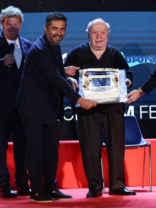 IPA87075688 - Soverato (CZ), 23rd edition of the Magna Graecia Film Festival—fourth night. Pictured: Gianvito Casadonte pays tribute to Lino Banfi with a cake to celebrate the actor’s 90th birthday  Copyright: xMarcoxProvvisionatox xMarcoxProvvisionatox 87075688