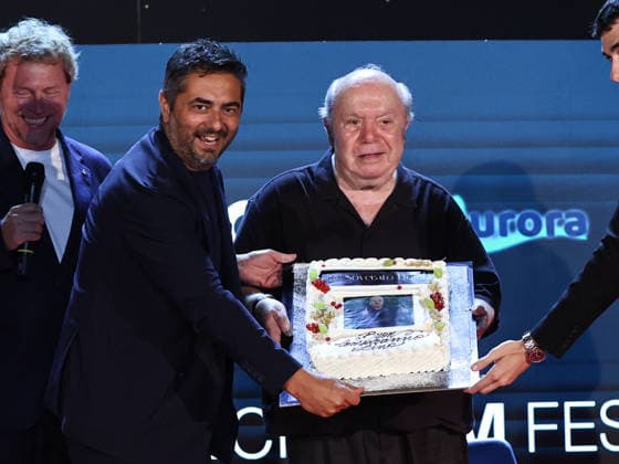 IPA87075689 - Soverato (CZ), 23rd edition of the Magna Graecia Film Festival—fourth night. Pictured: Gianvito Casadonte pays tribute to Lino Banfi with a cake to celebrate the actor’s 90th birthday  Copyright: xMarcoxProvvisionatox xMarcoxProvvisionatox 87075689