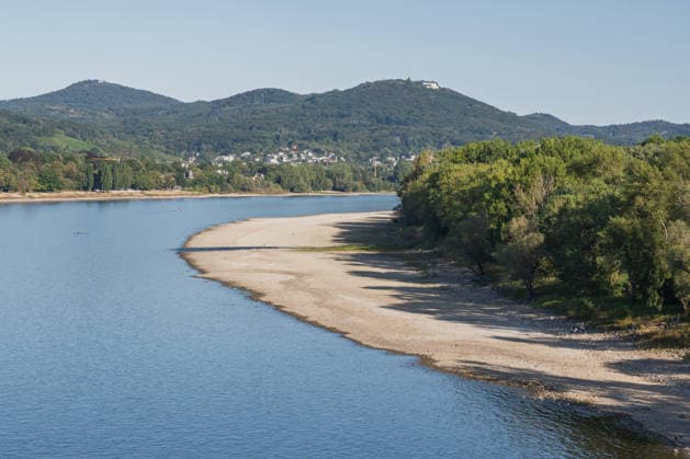 Niedrigwasser am Rhein bei Bonn mit Blick zum Siebengebirge Niedrigwasser am Rhein: Bei einem Pegelstand von 87 cm am Pegel Bonn liegt am Ufer breites Kiesbett frei, während die tiefer liegende Fahrrinne noch Wasser führt. Blick von der Bonner Südbrücke (Konrad-Adenauer-Brücke, A562) rheinaufwärts Richtung Siebengebirge mit dem Petersberg und dem Großen Oelberg Bonn Nordrhein-Westfalen Deutschland *** Low water levels on the Rhine near Bonn with a view of the Siebengebirge Low water levels on the Rhine With the water level at 87 cm at the Bonn gauge, a wide gravel bed is exposed along the bank, while the lower-lying navigation channel still carries water View from Bonn’s Südbrücke (Konrad Adenauer Bridge), A562 upstream toward the S Copyright: xMarcxJohnx