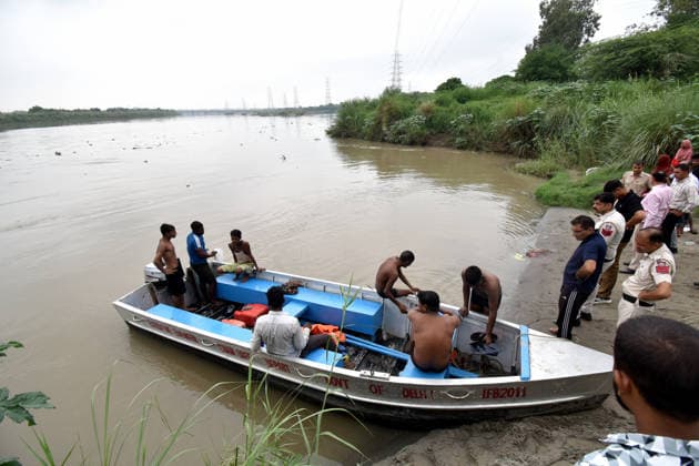 NEW DELHI, INDIA - JULY 28: Delhi Police personnel conduct a search and rescue operation after four people drowned in the Yamuna River near Geeta Colony, on July 28, 2026 in New Delhi, India. Two bodies have been recovered so far, while rescue teams continue efforts to trace the remaining two men amid the river™s swollen water level and strong current, which have made the operation challenging. (Photo by Ishant Chauhan Hindustan Times) 2 Dead, 2 Missing After Four Drowned In Yamuna In East Delhi