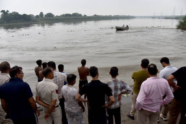 NEW DELHI, INDIA - JULY 28: Delhi Police personnel conduct a search and rescue operation after four people drowned in the Yamuna River near Geeta Colony, on July 28, 2026 in New Delhi, India. Two bodies have been recovered so far, while rescue teams continue efforts to trace the remaining two men amid the river™s swollen water level and strong current, which have made the operation challenging. (Photo by Ishant Chauhan Hindustan Times) 2 Dead, 2 Missing After Four Drowned In Yamuna In East Delhi
