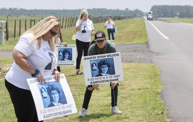 July 29, 2026, Raiford, Florida, USA: Tracy Macmillan, left, and Malu Rosas, friends of the family of Jeanifer Weldon, place images of her on the roadside Tuesday, July 28, 2026, across from Florida State Prison after the execution of James Duckett near Starke, Florida. Raiford USA - ZUMAm67_ 20260729_zaf_m67_003 Copyright: xDouglasxR.xCliffordx